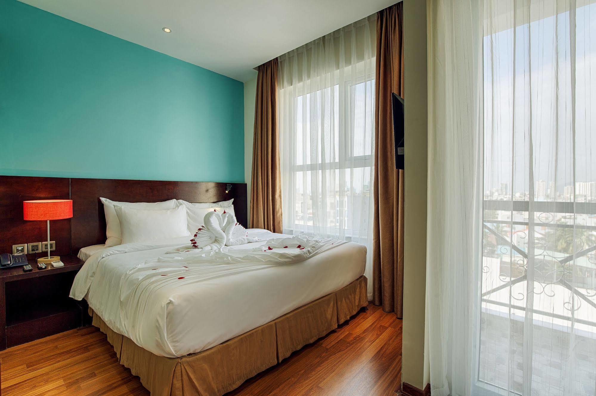 Sofia Suite Hotel Danang Esterno foto