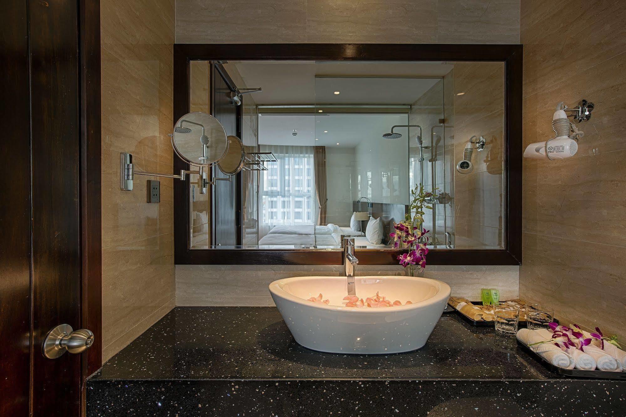 Sofia Suite Hotel Danang Esterno foto